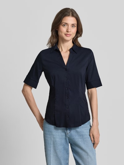 Frauenmodel trägt Hemdbluse im Halbarm-Design von More & More in Dunkelblau, taillierte Passform, Baumwoll-Mix, Ganzkörperansicht von vorne.