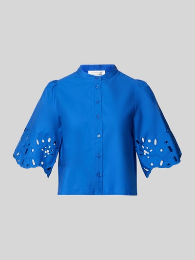 Produktfoto, Regular Fit blouse met ajourwerk model 'Marika' van GUIDO MARIA KRETSCHMER WOMAN, puur katoen, felblauw, halflange mouwen, opstaande kraag, doorknoopsluiting, ruglengte maat 36: 50 cm, mouwlengte maat 36: 32 cm