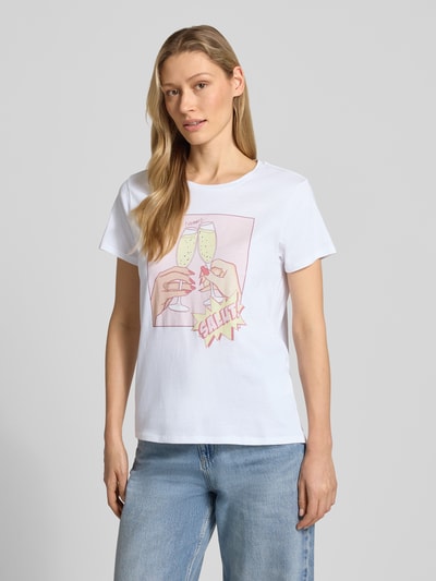 Modelka kobieca ma na sobie T-Shirt aus reiner Baumwolle Modell 'CLINK EASY TEE' od Guess, biały kolor, prosty krój, okrągły dekolt, długość pleców w rozmiarze S: 59 cm, widok całej sylwetki z przodu.