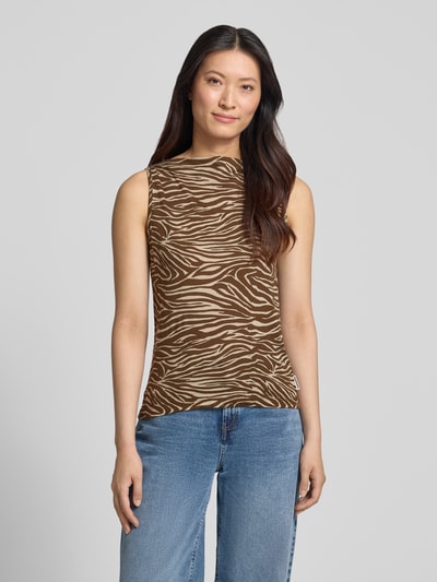 Vrouwenmodel draagt Regular Fit Top uit puur katoen van Armedangels, bruin met beige zebra patroon, dames top, volledige vooraanzicht.