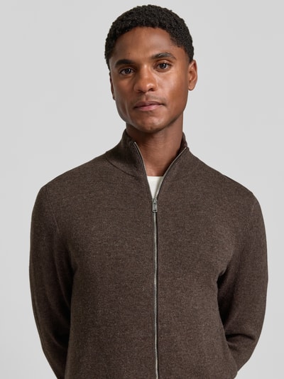 Männermodel trägt Jacke aus Baumwoll-Mix in Strick-Optik von Profuomo, schmal geschnitten, braun, Nahaufnahme Oberkörper.