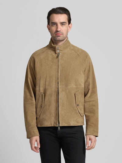 Męski model nosi Regular Fit Lederjacke aus echtem Ziegenleder Modell 'LORIDGE' od HUGO, beżowa, krój regular fit, stehkraag, zapięcie na dwukierunkowy zamek, długie rękawy, patkowe kieszenie, kieszeń wewnętrzna, wykonana z aksamitnej skóry koziej, jednolity kolor, widok całej sylwetki z przodu.