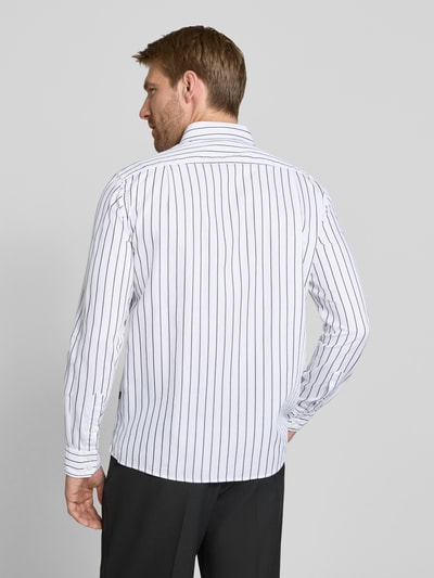 Männermodel trägt Regular Fit Freizeithemd aus Baumwoll-Lyocell-Mix Modell 'H-ROB-SP-P-263' von BOSS, weiße Basis mit schwarzen Streifen, Herren Freizeithemd, Ganzkörperansicht Rückansicht.