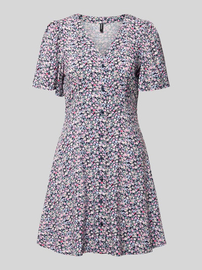 Produktfoto, Leicht ausgestelltes Minikleid aus reiner Viskose Modell 'ALBA' von Vero Moda, Optik: Unifarben, Passform: Leicht, Mini-Länge, V-Ausschnitt, Taillengürtel, Knopfleiste, Kurzarm, Weite Ärmel, Material: Reine Viskose, florales Farbmuster, glatte Textur.