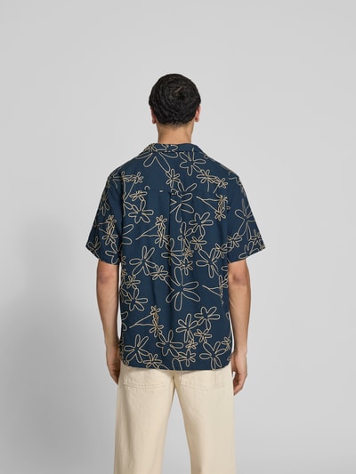 Männermodel trägt Freizeithemd mit Reverskragen von Forét, Baumwoll-Mix, florales Stitching, dunkelblau, Ganzkörperansicht Rückansicht.