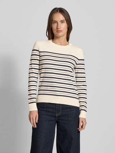 Vrouwenmodel draagt Regular Fit Strickpullover aus Baumwoll-Mix van Tommy Hilfiger met marinestrepen, geribde boorden, logo-stiksel, katoenmix, Ganzkörperansicht von vorne.