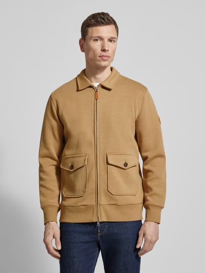 Männermodel trägt Sweatjacke mit Pattentaschen Modell 'PONTE DI ROMA' von Gant in Beige, Baumwolle, lockere Passform, Ganzkörperansicht von vorne.