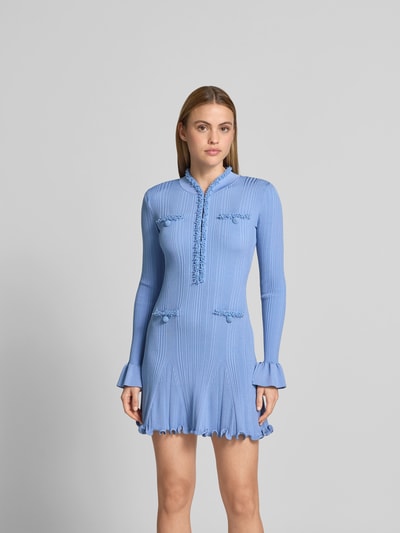 Frauenmodel trägt Minikleid aus Viskose-Mix von Self-Portrait in Hellblau mit Zierbesatz, Stehkragen, taillierte Passform, Langarm, Ganzkörperansicht von vorne.