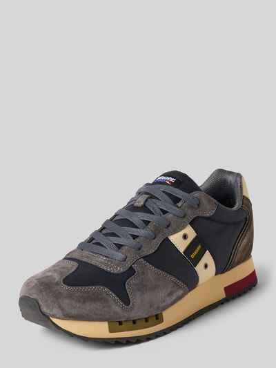 Produktfoto, Sneaker aus Leder-Mix Modell 'Queens' von Blauer USA, grau-beige Töne, Logo-Detail, glatte und veloursartige Texturen, abgerundete Passform, Absatzhöhe 3 cm, Schafthöhe 9 cm, Schaftweite 10 cm