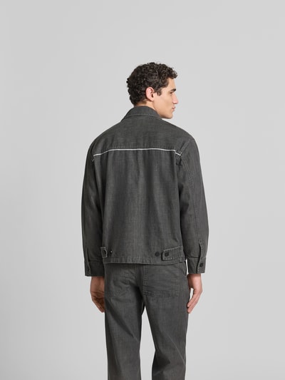 Männermodel trägt Regular Fit Jeansjacke aus Baumwoll-Mix von ANNARR in grauem Denim mit Umlegekragen, Rückenlänge 70 cm, Ganzkörperansicht Rückansicht.