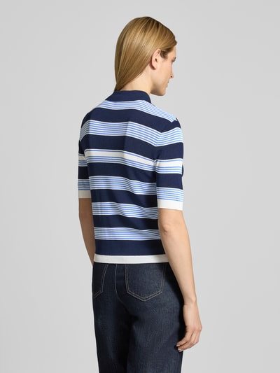 Modelka nosi Regular Fit Poloshirt aus Viskose-Mix mit Knopfleiste von Christian Berg Woman Selection, pasiasty wzór, krój regular fit, mieszanka wiskozy, listwa guzikowa, rękaw o dł. 1/2, długość tyłu w rozmiarze 36: 49 cm, długość rękawa w rozmiarze 36: 26 cm, widok całej sylwetki z tyłu.