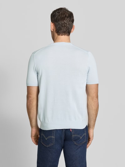 Männermodel trägt Strickshirt mit Rundhalsausschnitt von MARKUP, Regular Fit, hellblau, glatte Textur, Rückenlänge M 60 cm, Ganzkörperansicht Rückansicht.