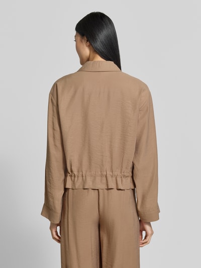 Frauenmodel trägt Regular Fit Blazer mit Brusttaschen von MORE & MORE, Modal-Mix, Umlegekragen, 3/4-Arm, Ganzkörperansicht Rückansicht.