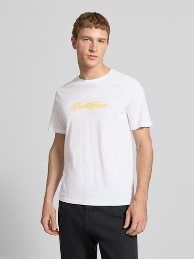 Männermodel trägt Regular Fit T-Shirt mit Logo-Print von JACK & JONES, reine Baumwolle, Rundhalsausschnitt, weiße Farbe, Ganzkörperansicht von vorne