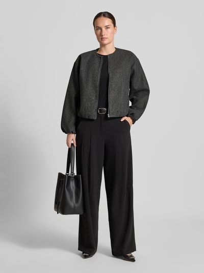 Vrouwenmodel draagt Regular fit bomberjack in viltlook model 'CHLOE' van VERO MODA, Dames bomberjack, blouson, geheelvooraanzicht.