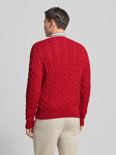 Männermodel trägt Strickpullover mit Label-Stitching van Polo Ralph Lauren in rood, katoen, regular fit, geribde boorden, rugaanzicht, Ganzkörperansicht Rückansicht.