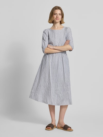 Vrouwenmodel draagt Tailliertes Freizeitkleid aus reiner Baumwolle Modell 'CHIA' van Pepe Jeans met allover-strepen, midi-lengte, boothals, getailleerde fit, elastische pofmouwen, rechte zoom, zij-ingezette zakken; kleur: lichtblauw met wit, luchtige katoenstructuur. Volledige lichaamsvoorkant.