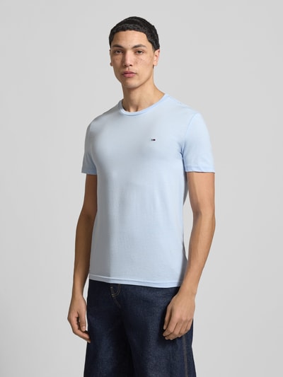 Männermodel trägt lichtblauw Slim Fit T-shirt aus katoenmix Model 'JASPE HERITAGE' van Tommy Jeans met logostitching, melangelook, korte mouw, Ganzkörperansicht von vorne