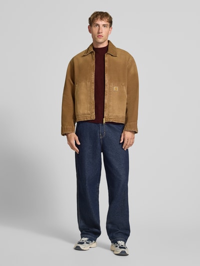 Männermodel trägt Relaxed Fit Strickpullover aus Material-Mix mit Baumwoll-Anteil von REVIEW, dunkles Rot, Ganzkörperansicht von vorne. Rückenlänge 66 cm, Ärmellänge 61 cm, Stehkragen, elastische Abschlüsse.