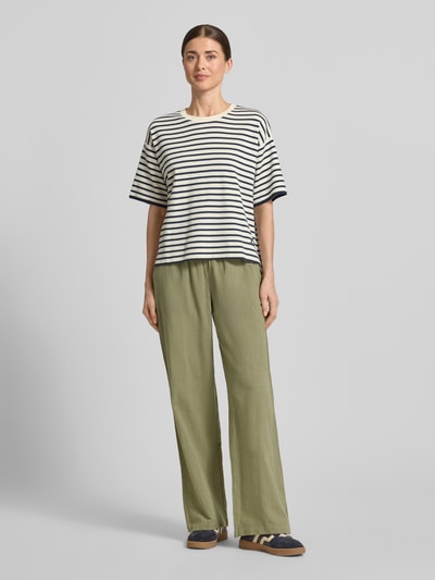 Frauenmodel trägt Weite Hose aus Baumwoll-Leinen-Mix Modell 'CAIA' von Vero Moda in Optik: Unifarben, Passform: Wide Leg, Tunnelzug, Bundabschluss: Elastisch, Seitliche Eingrifftaschen, Ganzkörperansicht von vorne.