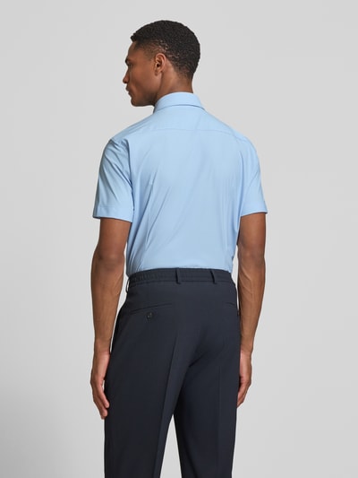 Männermodel trägt Slim Fit Businesshemd mit kurzem Arm Modell 'P-HANK-K-SH-262' von BOSS in Hellblau, unifarben, Kurzarm, Rückansicht