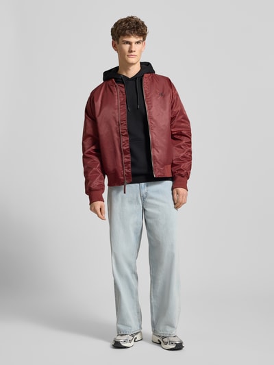 Männermodel trägt Regular Fit Hoodie aus Baumwoll-Mix Modell 'CERES' von Only & Sons, Optik: Unifarben, Kängurutasche, Ganzkörperansicht von vorne.