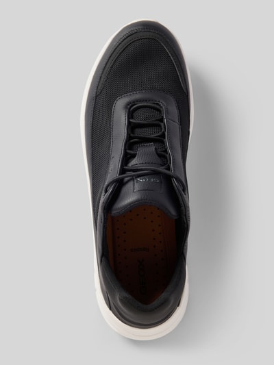 Produktfoto, Sneakersy mit Gummisohle von Geox, zaokrąglony czubek, wiązanie, detal z logo, gumowa podeszwa, wysokość obcasa 3 cm, wysokość cholewki 5 cm, szerokość w rozmiarze 44: 7 cm