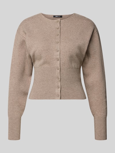 Produktfoto, Slim Fit Cardigan aus Viskose-Mix von Gina Tricot, beżowy, krój regular fit, dzianinowa faktura, okrągły dekolt, szerokie elastyczne ściągacze, pełna listwa guzikowa, długość tyłu w rozmiarze S: 48 cm, długość rękawa w rozmiarze S: 59 cm
