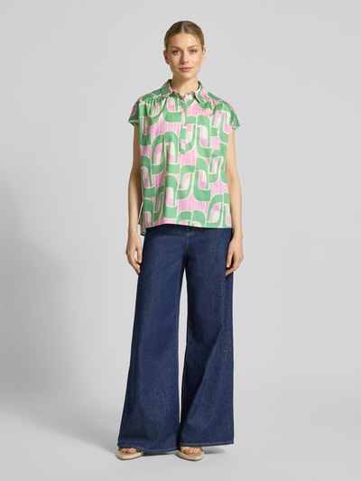 Modelka kobieca nosi Regular Fit Bluse im Allover-Look od Milano Italy z czystej bawełny, wzór różowo-zielony, krój regular fit, długość tyłu 68 cm, przód pełnej sylwetki.