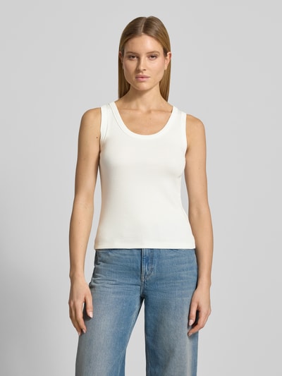 Kobiece modelka nosi Slim Fit Tank Top aus Baumwoll-Mix Modell 'MULTIC' von Weekend Max Mara, efekt: jednolity kolor, krój slim fit, detal z logo, dekolt w łódkę, szerokie ramiączka, drobne prążkowanie, mieszanka bawełny, całkowity widok z przodu.