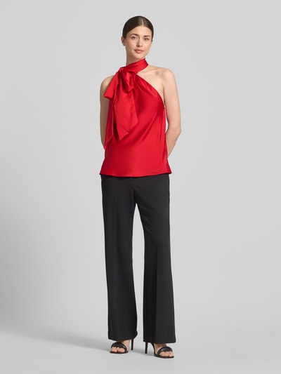 Frauenmodel trägt Shaped Fit Top mit Schnürdetail von Lauren Ralph Lauren in Optik: Unifarben, Materialverarbeitung: Satin, Ganzkörperansicht von vorne.
