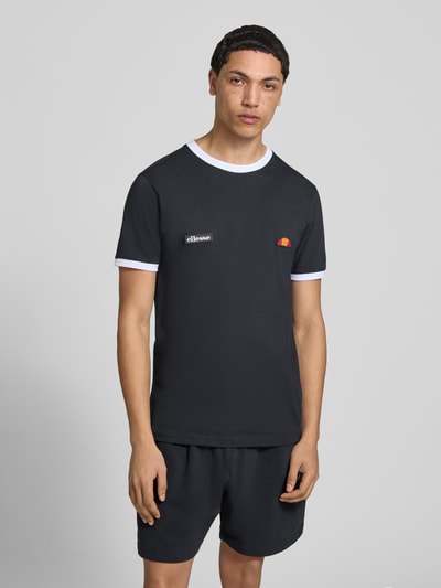 Männermodel trägt T-Shirt mit Logo- und Label-Patch Modell 'RINGETTO' von Ellesse aus reiner Baumwolle, Gerader-Schnitt, Rundhalsausschnitt, ganzkörperansicht von vorne.