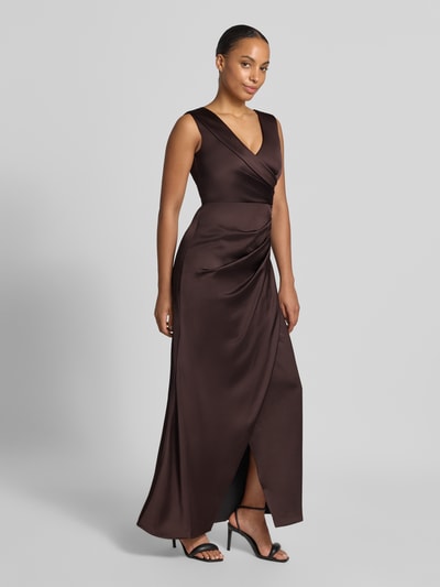 Frauenmodel trägt Abendkleid mit Raffungen von Rinascimento aus braunem Satin mit V-Ausschnitt, ärmellos, Ganzkörperansicht von vorne.