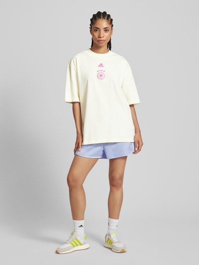 ADIDAS SPORTSWEAR T-Shirt mit Label-Stitching und Rundhalsausschnitt Ecru 1