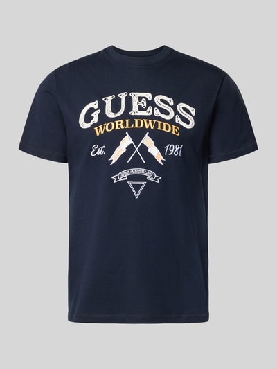 Produktfoto, T-Shirt mit Rundhalsausschnitt und Label-Stitching von Guess, męski t-shirt z bawełny, krój regular fit, model FLAGS AND CORD, okrągły dekolt, wyhaftowane logo, długość tyłu w rozmiarze M: 70 cm, granatowy kolor, klasyczny fason, gładka struktura.