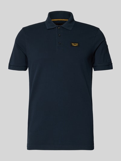 Produktfoto, dunkelblaues Slim Fit Poloshirt mit Label-Stitching Modell 'TRACKWAY' von PME Legend aus Baumwoll-Elasthan-Mix, Knopfleiste, dezente Struktur