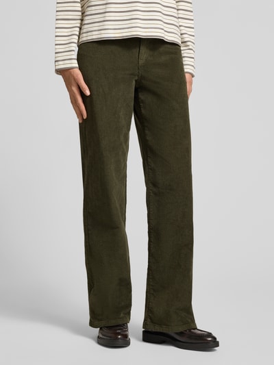 Frauenmodel trägt olivgrüne Wide Leg Hose aus Baumwoll-Mix Modell 'TESSA' von VERO MODA, sichtbare Struktur, Ganzkörperansicht von vorne, Damen Weite Hose.