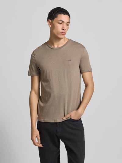 Männermodel trägt Slim Fit T-Shirt aus Baumwoll-Mix Modell 'JASPE HERITAGE' von Tommy Jeans in Melange-Optik, Nahaufnahme Oberkörper.