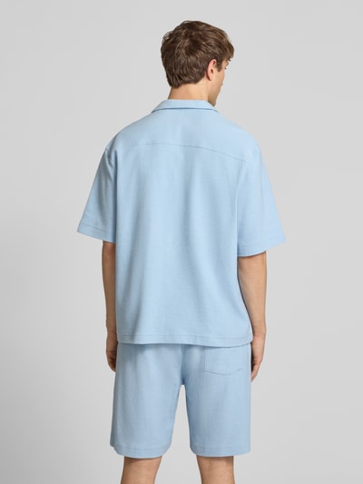 Männermodel trägt Regular Fit Freizeithemd mit Label-Stitching von REVIEW, Baumwoll-Mix, Reverskragen, Brusttasche, hellblau, Ganzkörperansicht Rückansicht.