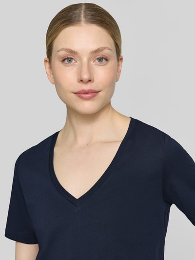 Kobiece model prezentuje damski t-shirt Regular Fit T-Shirt aus reiner Baumwolle od Marc O'Polo, efekt: jednolity kolor, krój regular fit, dekolt w serek, krótki rękaw, bawełna, zbliżenie na górną część ciała.