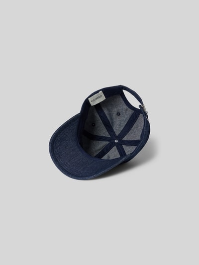 Produktfoto, Base Cap in Denim-Optik von Closed aus reiner Baumwolle mit Logo-Patch, Strapback-Verschluss und gebogenem Visor in Dunkelblau.