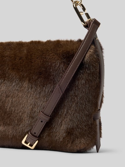 Produktfoto, Hobo Bag aus Kunstfell von FURLA, dunkelbraune Fellstruktur, goldfarbene Details, verstellbarer Schulterriemen, Damen Hobo Bag, Hauptfach mit Reißverschluss, 24x21x10 cm, Kunstfell mit abnehmbarem Henkel