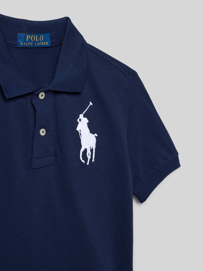 Produktfoto, Regular Fit Poloshirt aus reiner Baumwolle von Polo Ralph Lauren Teens, jednolity granatowy kolor, krój regular fit, logo haftowane, kołnierz polo, dekolt w serek, zapięcie na dwa guziki, rękawy krótkie z ściągaczem, dół z bocznymi rozcięciami, pikowana bawełna