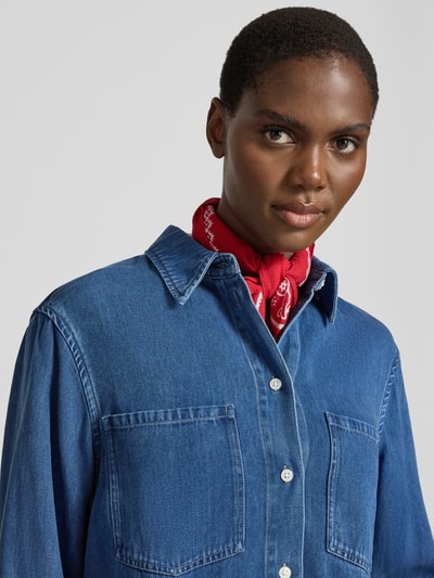 Männermodel trägt Jeansbluse mit Brusttaschen Modell 'SABEXY' von Samsøe Samsøe aus Lyocell, prosty krój, Kentkołnierz, wyraźna faktura denimu, szczegółowe zbliżenie na górną część ciała