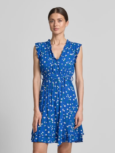 Frauenmodel trägt Minikleid aus Viskose mit Bindegürtel von Apricot, Taillierter Schnitt, V-Ausschnitt mit Rüschen, Schmetterlingsärmel, Ganzkörperansicht von vorne.