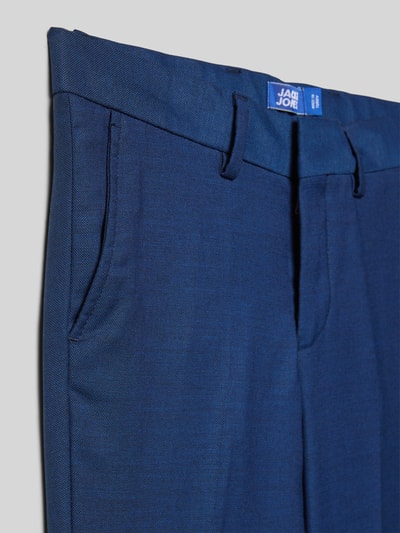 Produktfoto, Spodnie materiałowe z mieszanki materiałów z dodatkiem wełny, prosty krój, model 'SOLARIS' od Jack & Jones, zakładki w pasie, wpuszczane kieszenie francuskie, kieszenie z tyłu, szerokość w pasie 35 cm, długość wewnętrzna nogawki 63 cm, rozmiar 140, kolor głęboki niebieski, wyraźna tkanina o lekko widocznej strukturze.