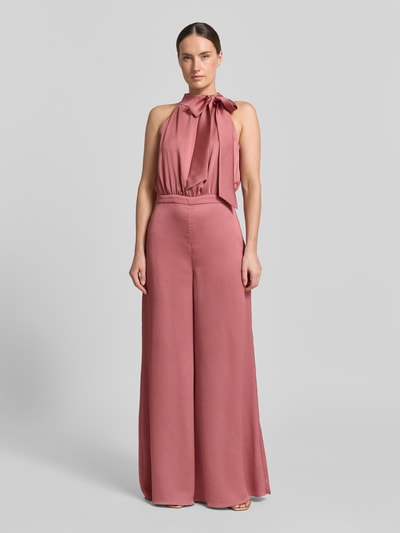 Vrouwenmodel draagt Jumpsuit met Schluppe und rückseitigem Knopfverschluss van Swing, getailleerd model in satijnlook, roze tinten, Ganzkörperansicht von vorne, ruglengte maat 36: 37 cm, borstwijdte maat 36: 66 cm, totale lengte maat 36: 152 cm, binnenbeenlengte maat 36: 82 cm.