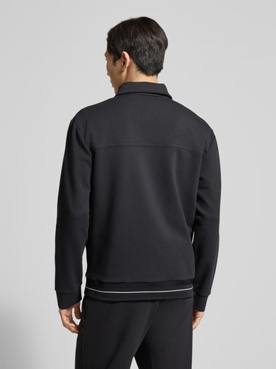 Männermodel trägt Regular Fit Sweatjacke aus Baumwoll-Mix Modell 'SW_Member' von BOSS Green in Schwarz, Rückansicht, ganzkörper.
