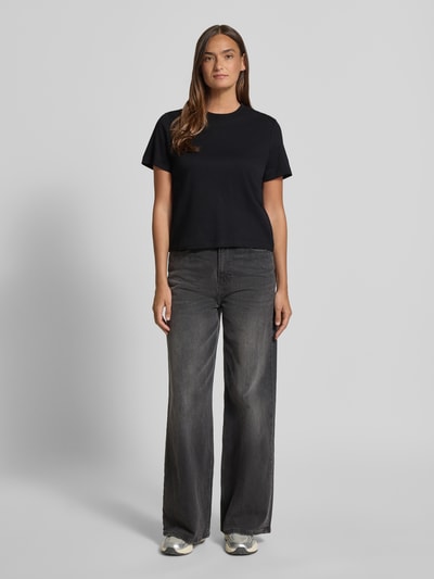 Frauenmodel trägt Boxy Fit T-Shirt aus reiner Baumwolle von s.Oliver RED LABEL, unifarben, Rundhals, kurzarm, Ganzkörperansicht von vorne.
