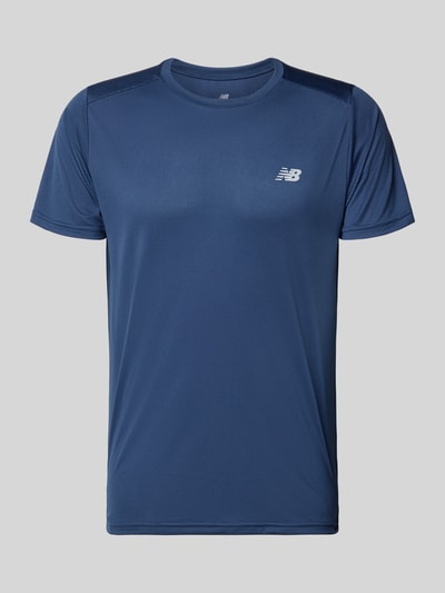 Produktfoto, Funktionsshirt mit Rundhalsausschnitt und Logo von New Balance in Dunkelblau, glatte Textur, Regular Fit, Rückenlänge 69 cm bei Größe M